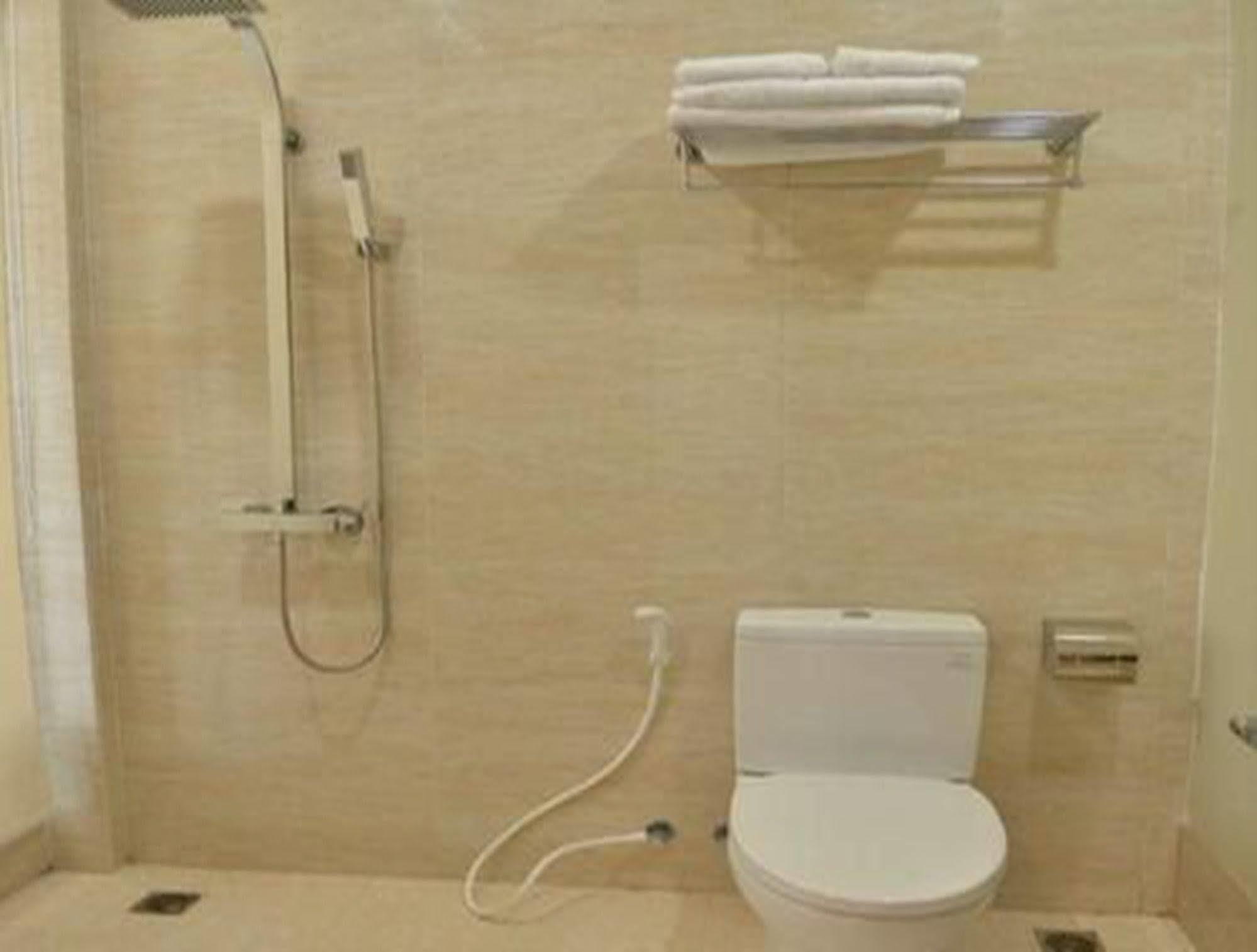 Hotel Myitkyinā Esterno foto