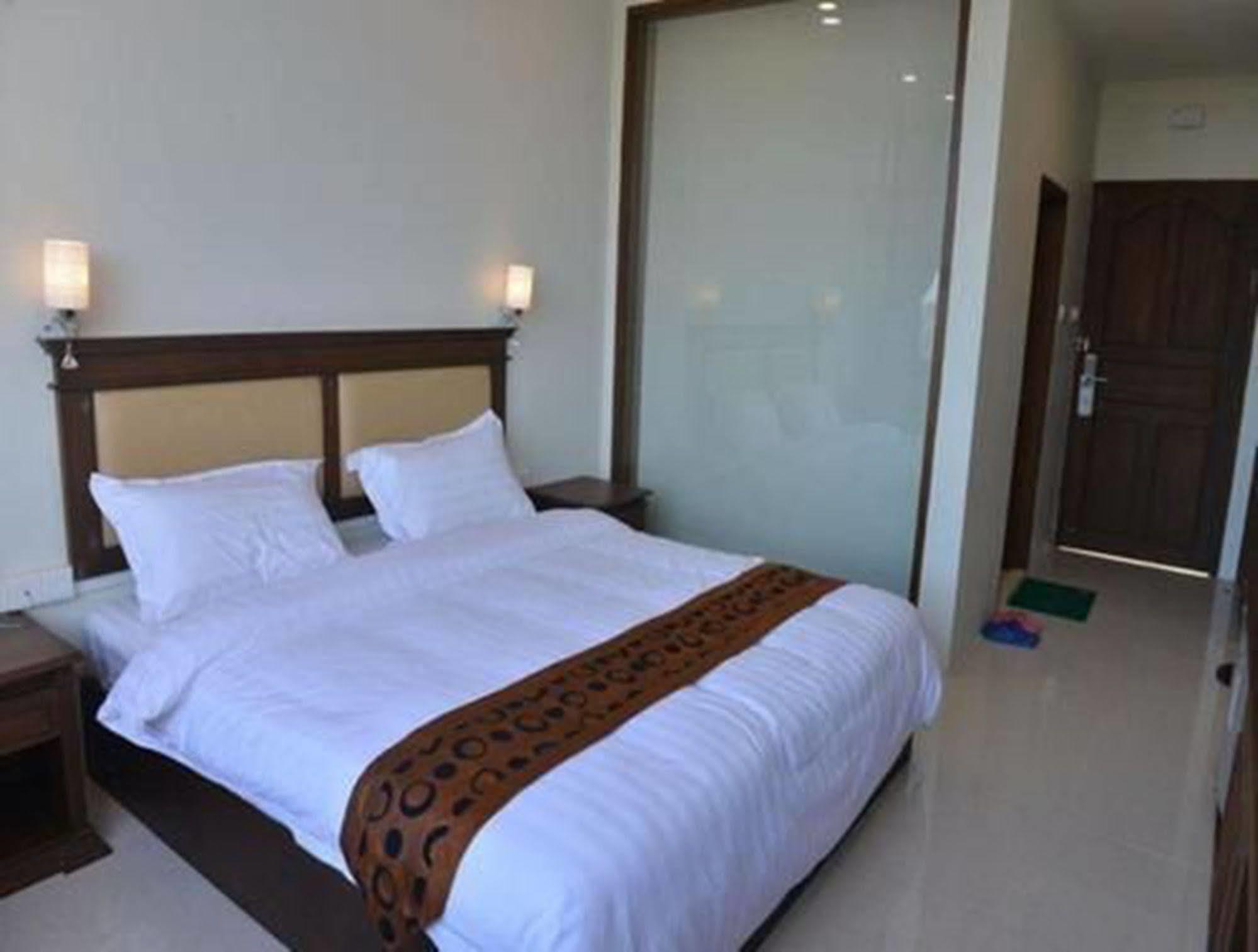 Hotel Myitkyinā Esterno foto