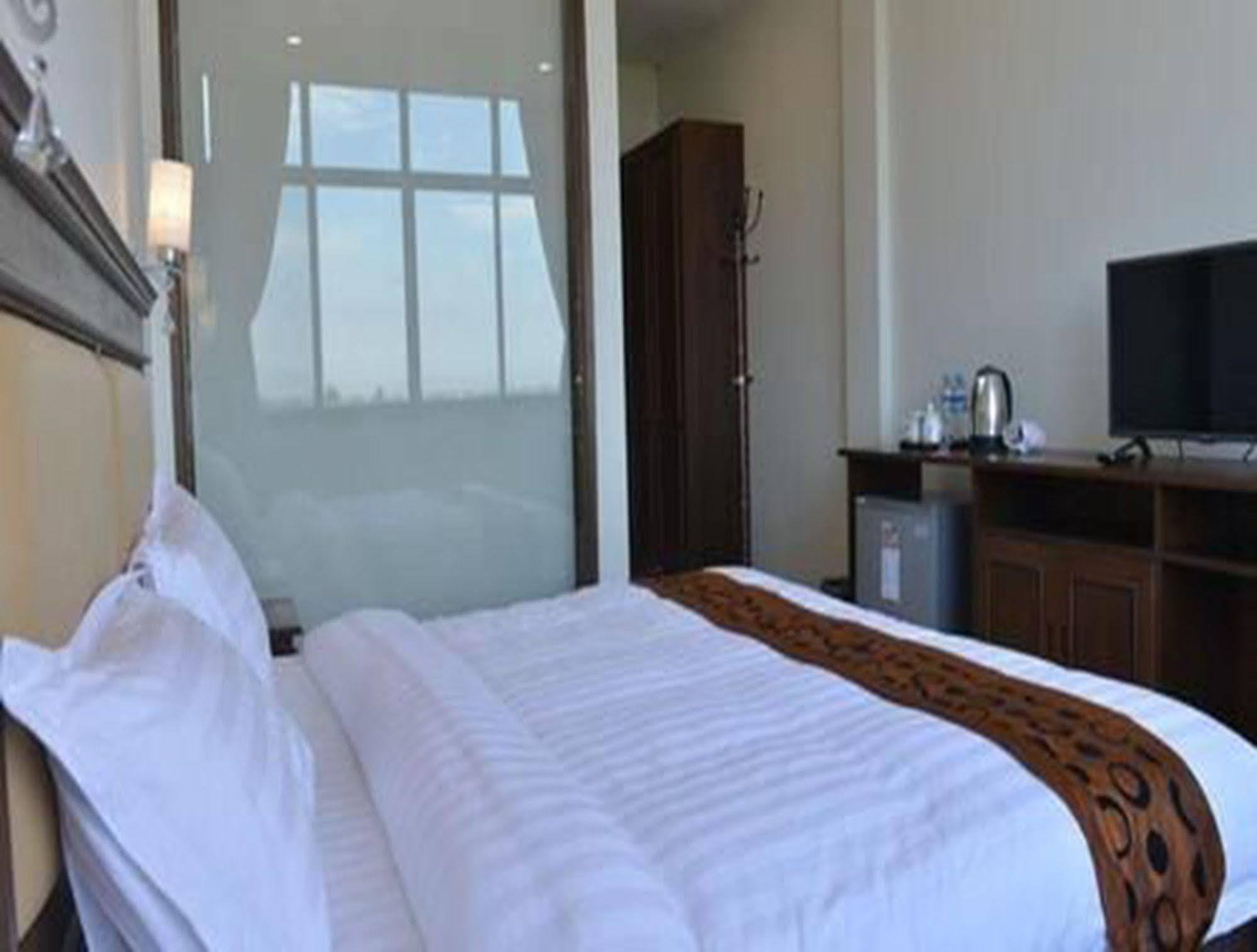 Hotel Myitkyinā Esterno foto