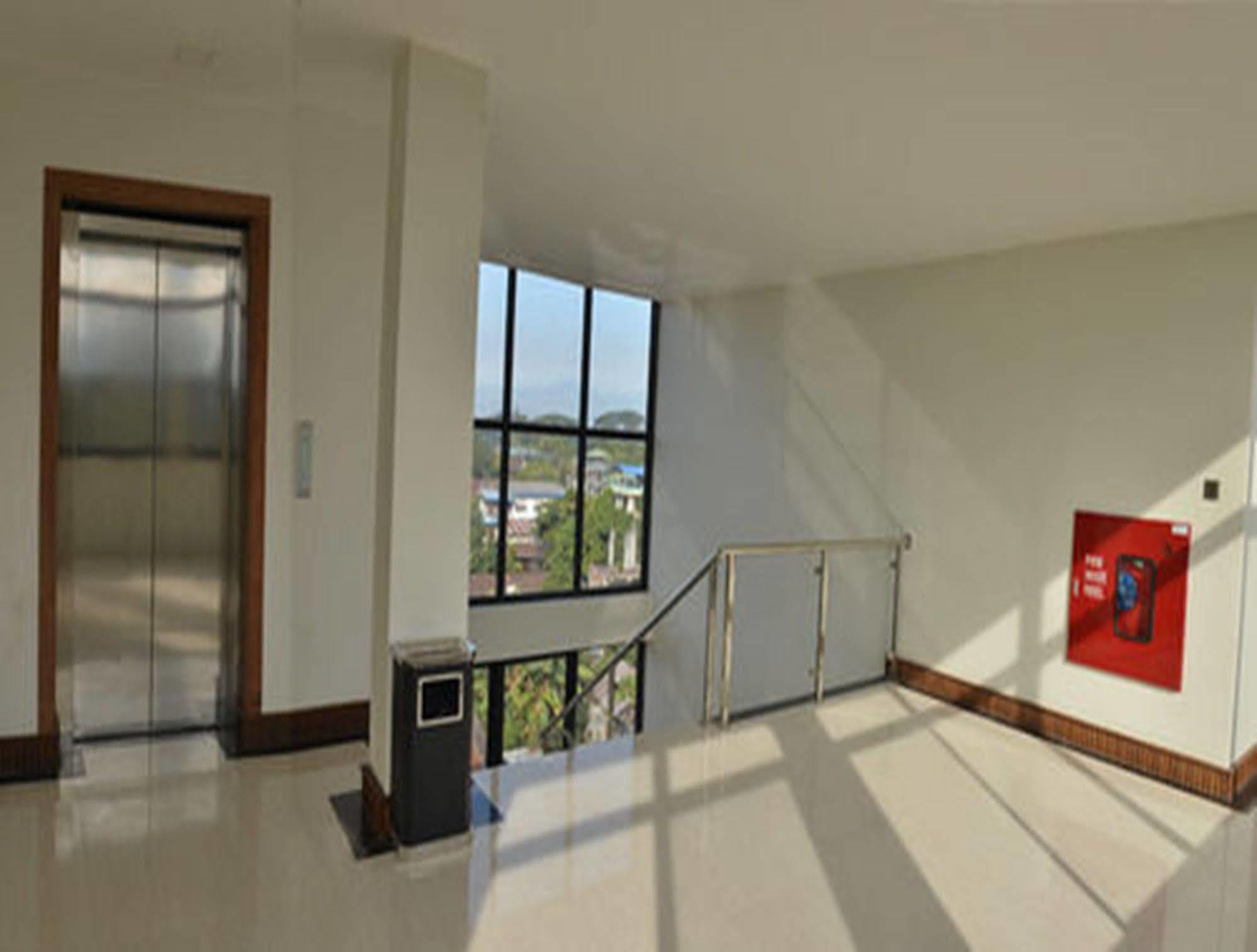 Hotel Myitkyinā Esterno foto